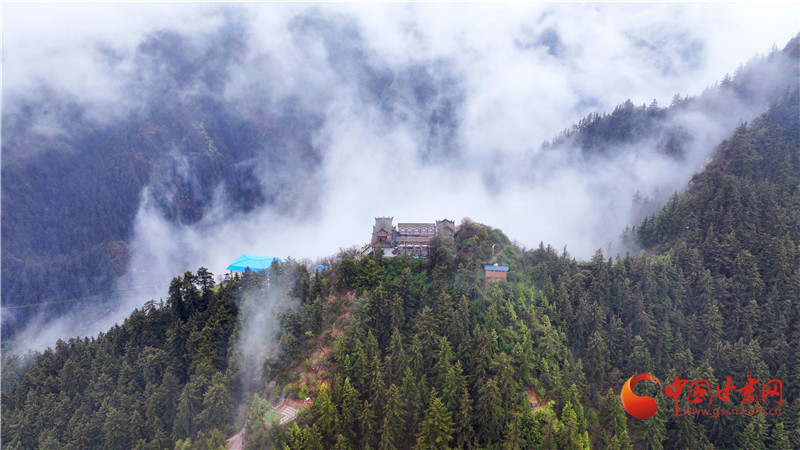陇拍客榆中雨后兴隆山现云海胜境