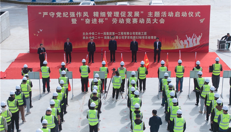 中铁二十一局建设者：无人区战酷暑斗风沙 让罗若铁路在“死亡之海”延伸
