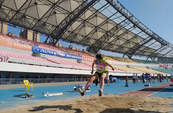 2024年10月30日至11月1日，贵港市第二十五届中学生田径运动会在市体育中心举行，来自全市初中、高中学校共56支代表队1000多名运动员同场竞技。张彬云摄