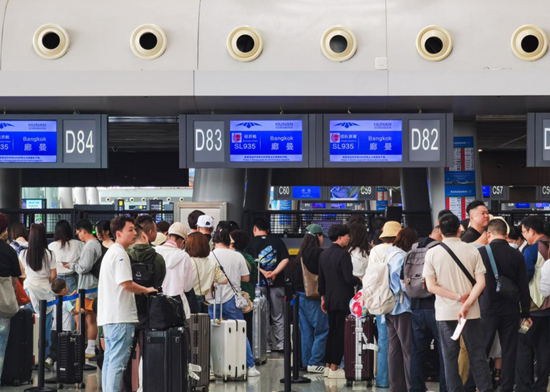 长沙机场内排队办理行李托运的旅客。受访单位供图