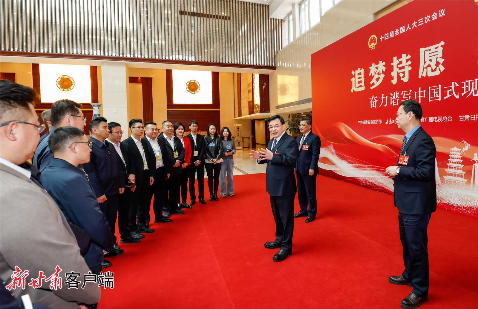 胡昌升任振鹤在甘肃代表团驻地看望新闻工作者