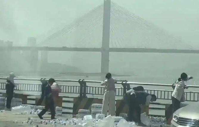 又见“放生矿泉水”，放生乱象该管管了