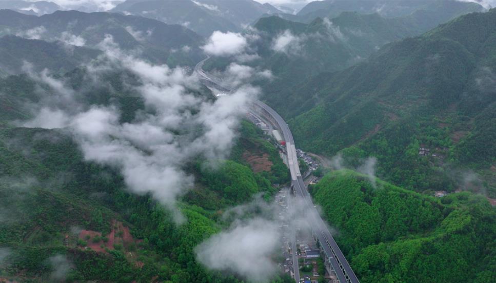 筑路青山云雾间 在建康略高速风光旖旎