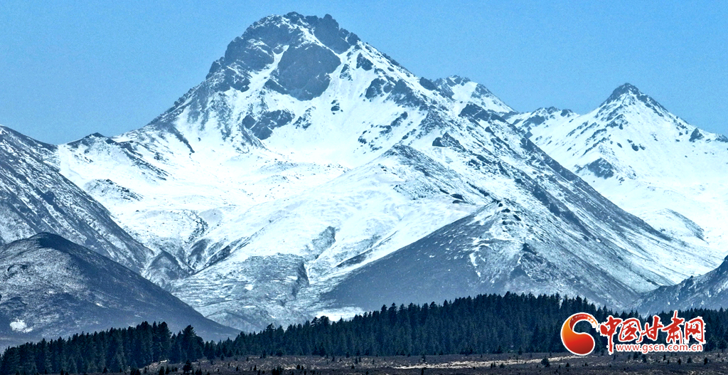 祁连山下壮美夏日雪景