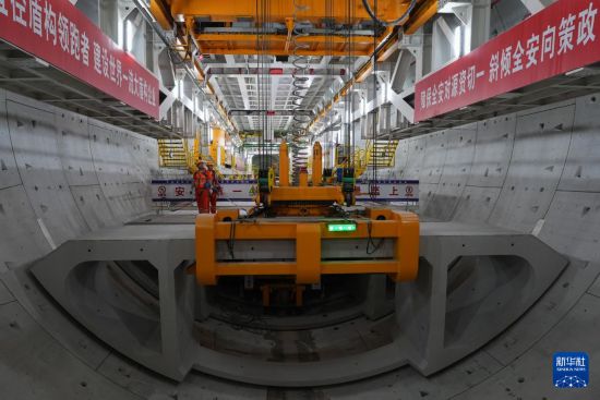 5月29日，中铁十四局技术人员在甬舟铁路金塘海底隧道“甬舟号”盾构机内操作箱涵吊机拼装弧形构件。新华社记者 黄宗治 摄