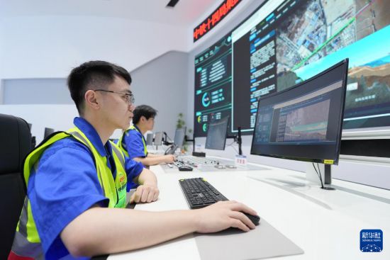 5月29日，中铁十四局技术人员通过甬舟铁路金塘海底隧道智慧工程监控管理平台进行远程施工管理。新华社记者 黄宗治 摄