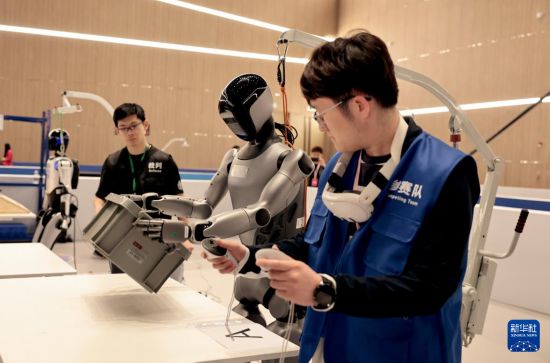   5月29日，一个机器人在进行工业场景料箱搬运比赛。新华社记者 方喆 摄