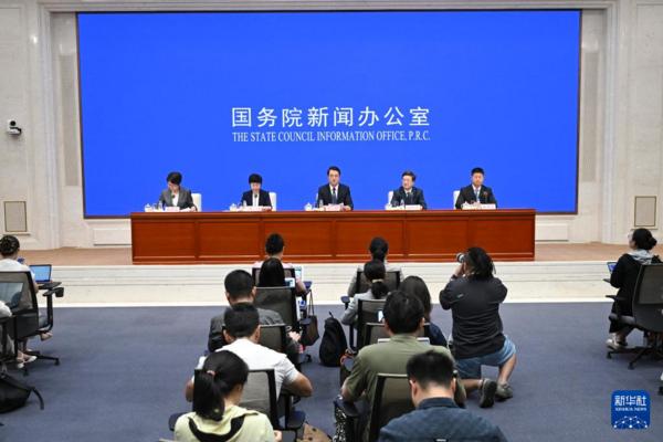 7月24日，国务院新闻办公室在北京举行“高质量完成‘十四五’规划”系列主题新闻发布会。国家医疗保障局局长章轲介绍“十四五”时期深化医保改革，服务经济社会发展有关情况，并答记者问。新华社记者 陈晔华 摄 