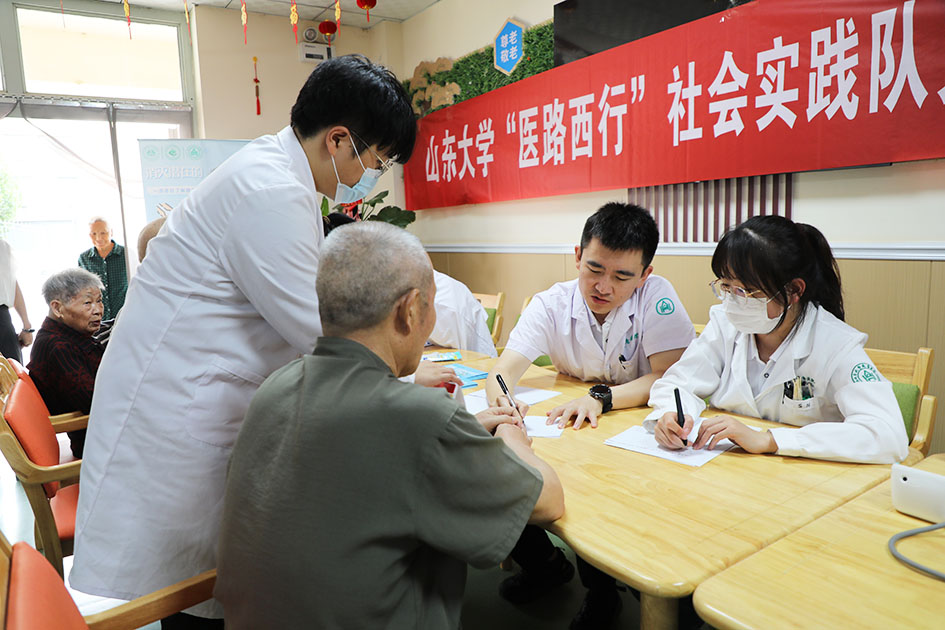义诊现场。山东大学党委宣传部供图