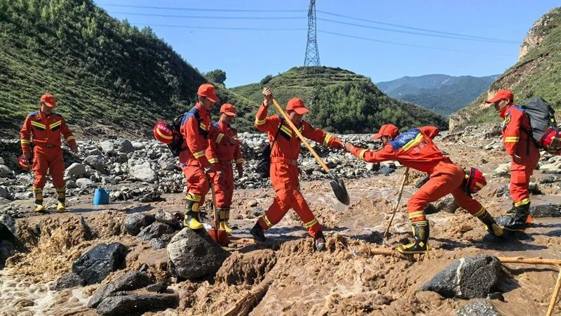 青春聚力·驰援榆中｜暴雨成灾 他们是逆行者