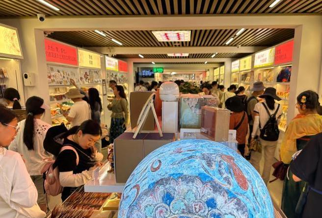 敦煌石窟主题文创产品拥抱新潮流吸引年轻人