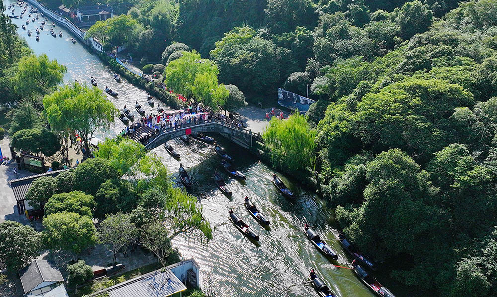 “千年运河 乌篷竞渡”2025第二届绍兴乌篷船马拉松邀请赛现场。袁云摄