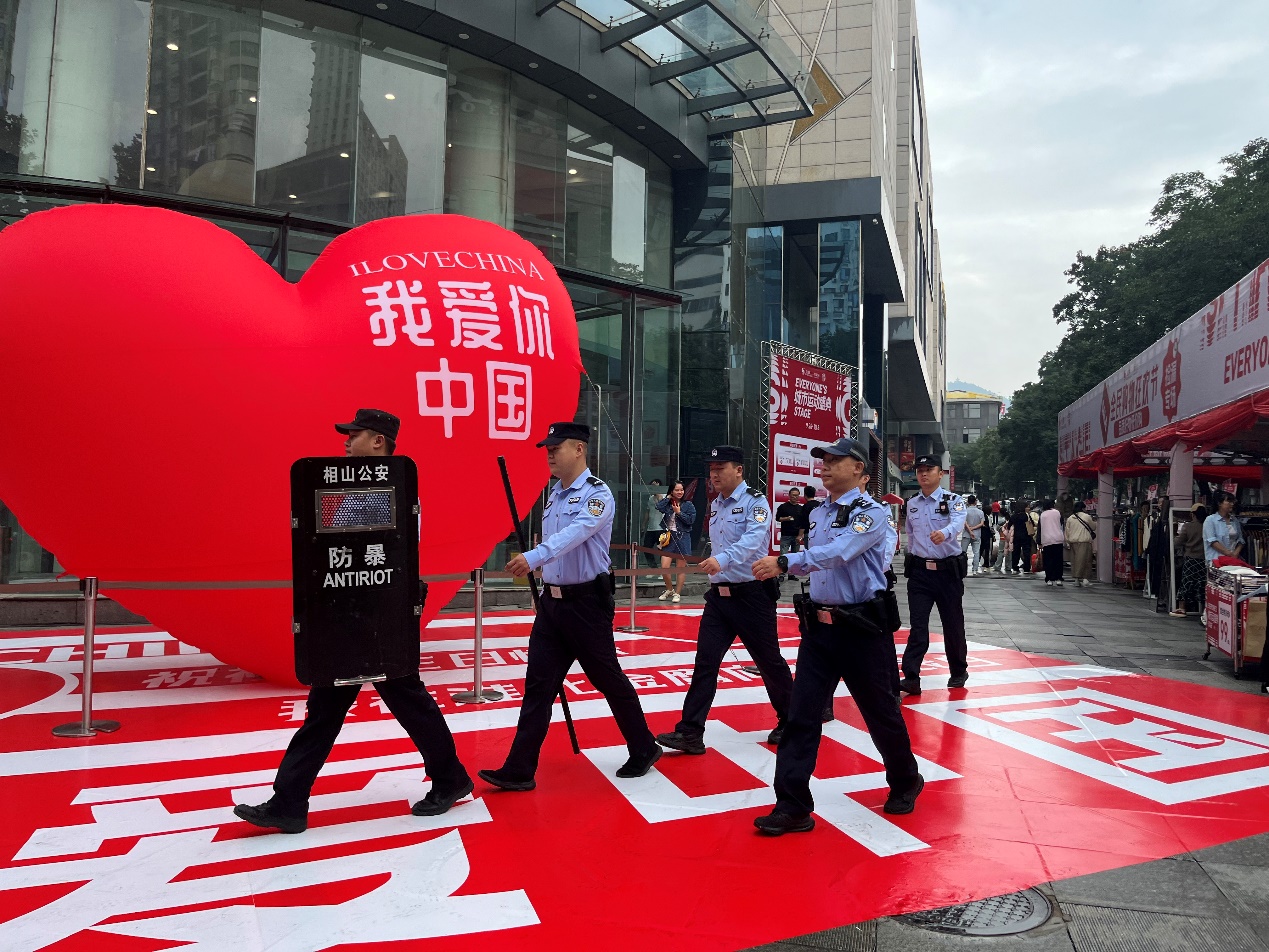 巡逻过程中，队员们时刻保持高度警惕。