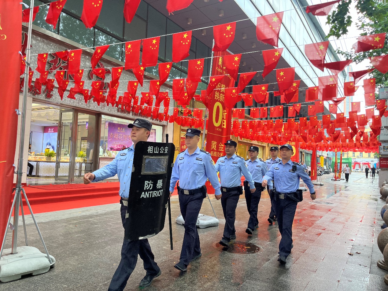 巡逻过程中，队员们时刻保持高度警惕。