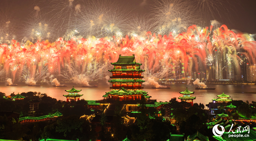 “盛世华彩 豫章欢歌”2025年国庆烟花晚会在赣江上空燃情上演。人民网记者 毛思远摄