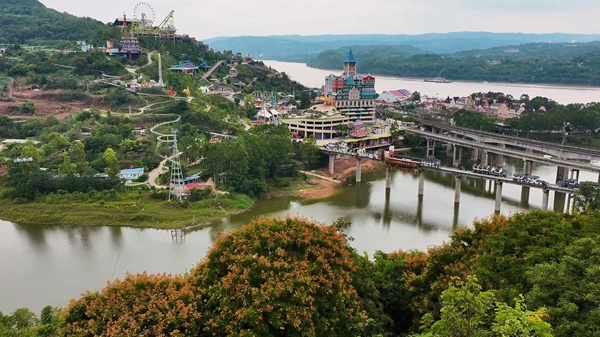 美心红酒小镇秋景。景区供图