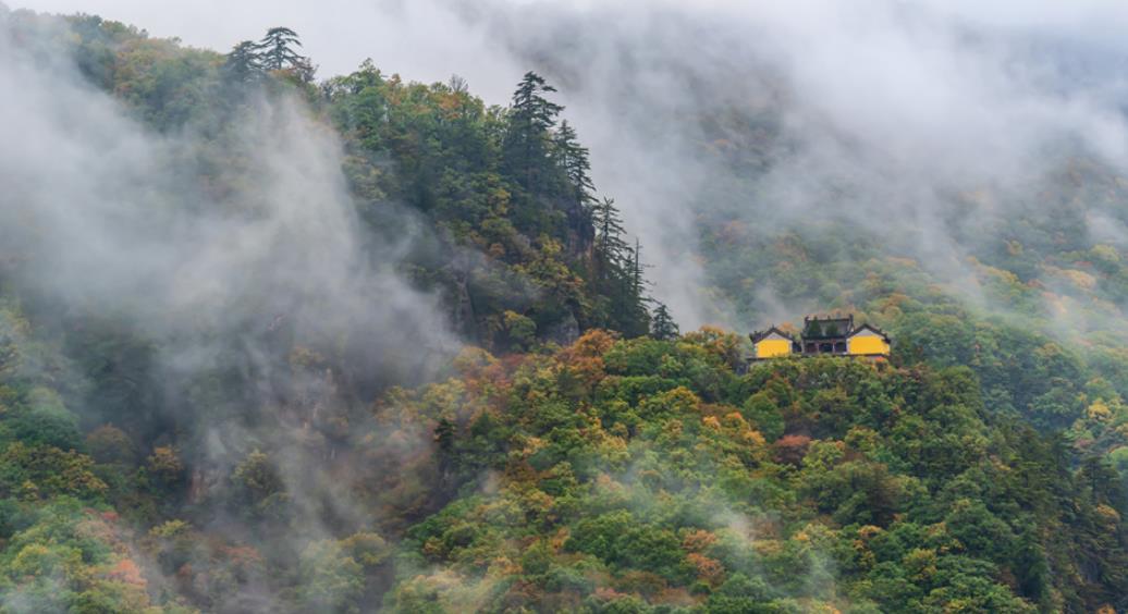 秋日雨后的崆峒山宛如写意山水画