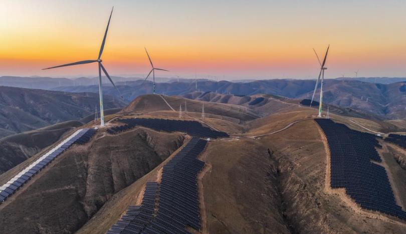 甘肃环县：晚霞里的“大风车”