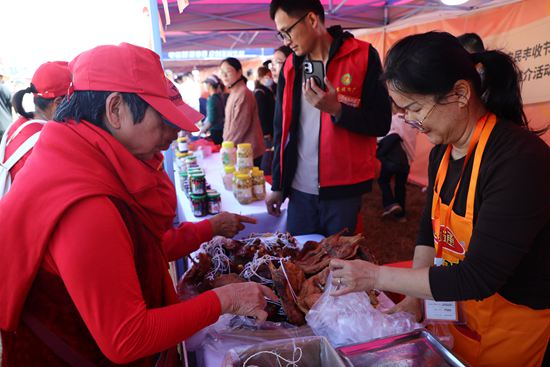 市民游客在特色摊位前驻足购买