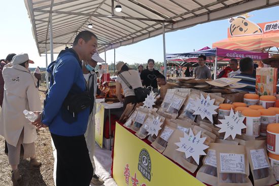 市民在特色摊位前驻足购买