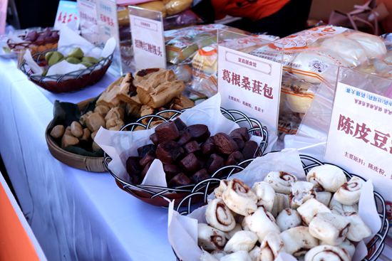 现场售卖的中草药产品