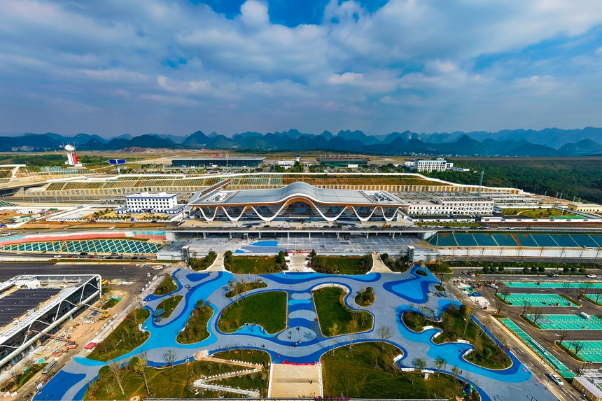 航拍兴义南站。龙建睿摄