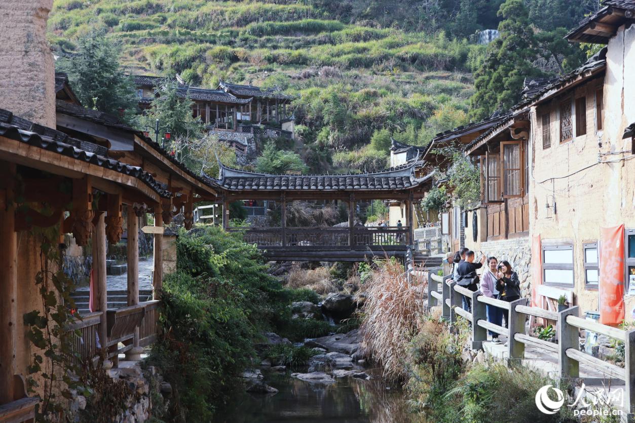 潺潺溪水穿村而过。人民网 林铭贤摄