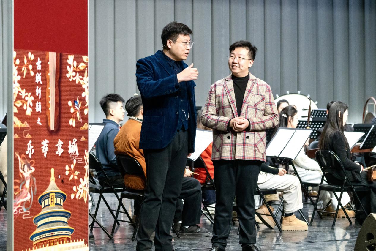 见面会现场，乐团现场表演民乐会精彩片段。主办方供图