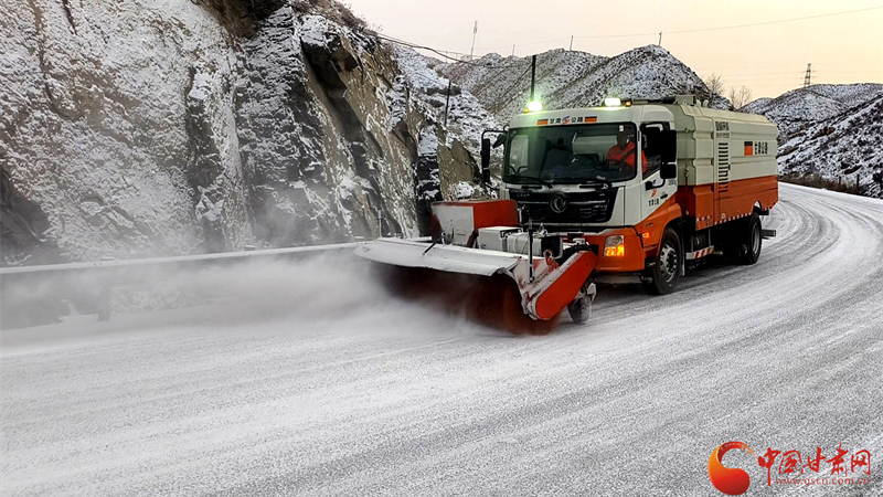 兰州公路除雪进行中 全力保障环兰路网安全畅通