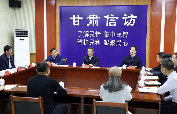 任振鹤在省人民来访接待大厅接待来访群众