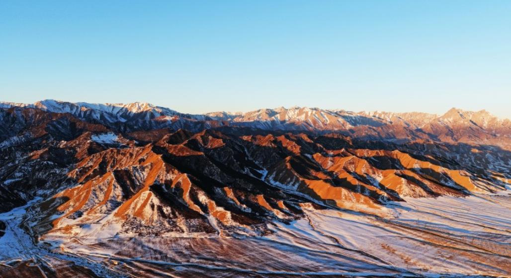 祁连山下扁都口 雪霁群峰似丹青
