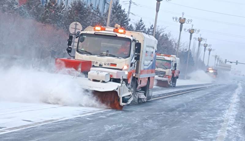 新年降瑞雪 嘉峪关公路人迅速除雪保节日出行安全