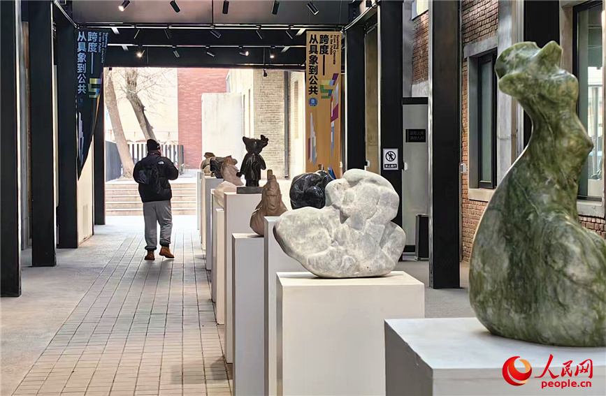 一场小型石雕展在街区举办，吸引游客观看欣赏。人民网记者 李丹摄