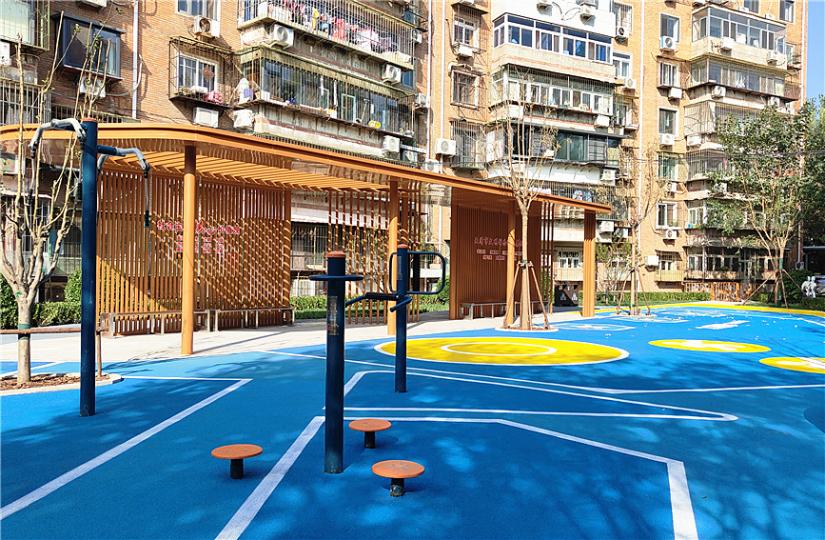 改造后的小区修建了文化宣传和健身设施等。受访单位供图