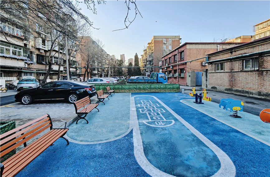 改造后，小区修建了健身步道等设施。受访单位供图