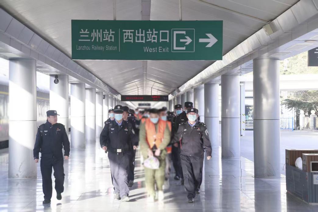 警方押解犯罪嫌疑人回兰。甘肃省公安厅供图