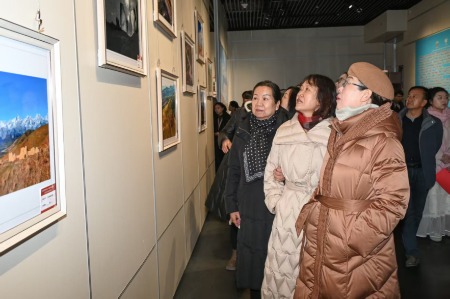 武威市“弘扬长城文化 讲好长城故事”主题书画摄影展开展