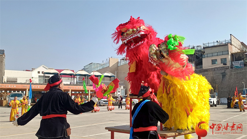 新春走基层| 兰州城关区头营村200村民舞社火、备年味