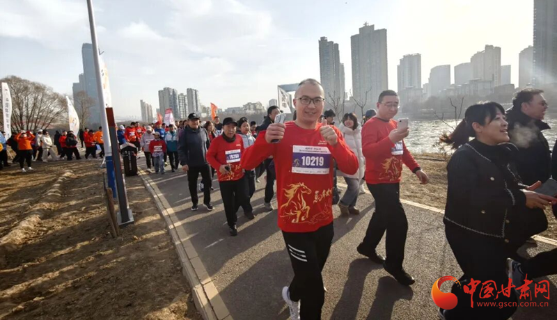兰州城关区举办迎新春健步行暨年货大集 近800人沿黄河踏春迎新
