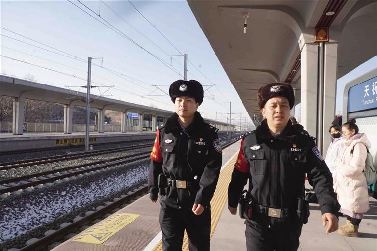 雪域藏蓝守新春 师徒同心护万家