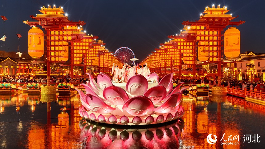 位于河北省唐山市河头老街，燃灯时刻游人如织、热闹非凡。人民网记者 商帆摄