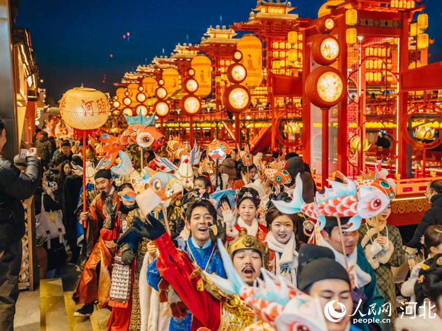 景区演员们组成千灯巡游队伍，增添了流动的风景。人民网记者 商帆摄