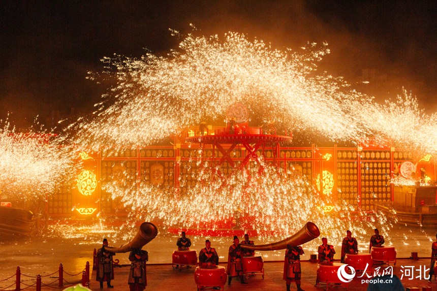河头老街内，《唐王东征》大型实景演出正在震撼上演。人民网记者 商帆摄