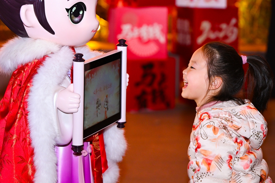 游客与机器人互动。南京市委宣传部供图