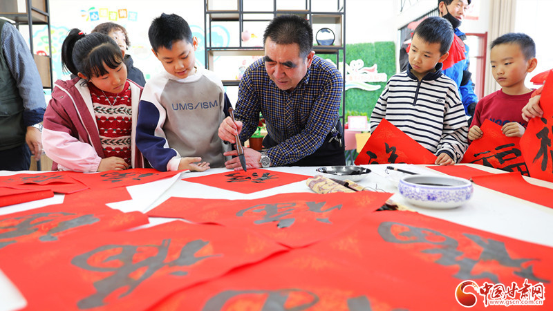 新春走基层丨民乐：挥毫写春联 福气到社区
