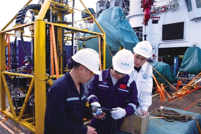 灯火映团圆 奋斗写担当