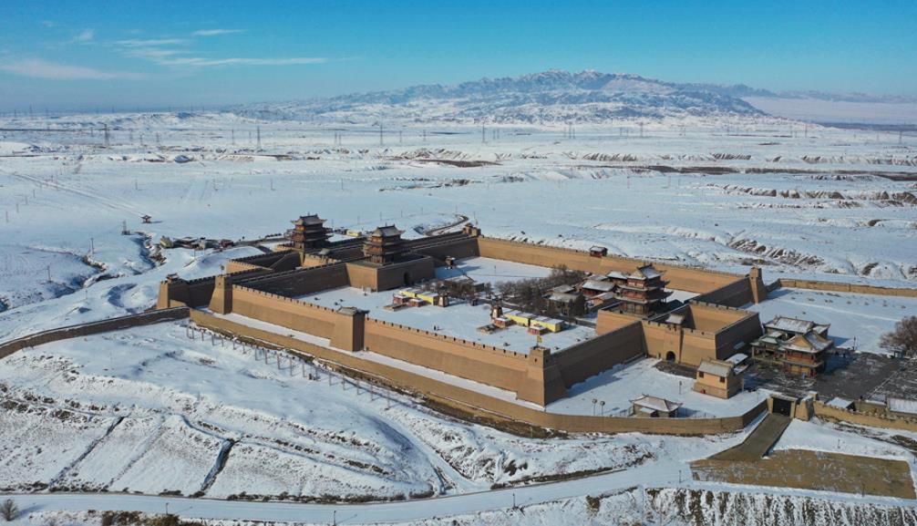 戈壁明珠添素色 雪润雄关景更美