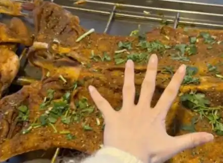 36斤活羊烤完剩6.9斤，别把消费者当“肥羊”宰