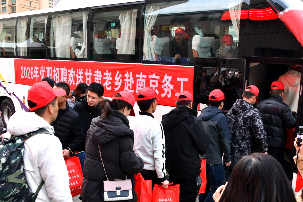 2月25日，甘肃省陇西县52名外出务工人员登上陇西——南京就业直通车。张爱平摄