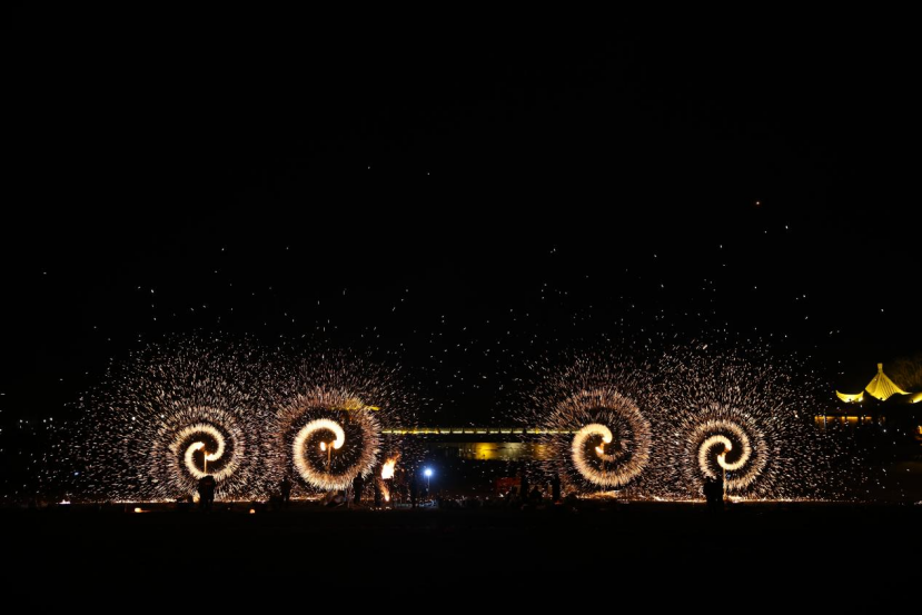 敦煌市民俗打铁花活动璀璨上演